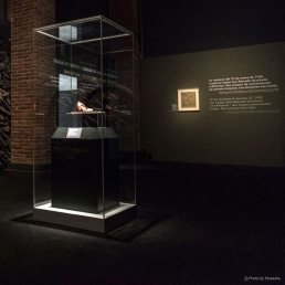 traveling exhibition display cases