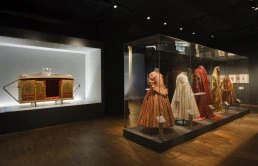 V&A museum exhibition display cases