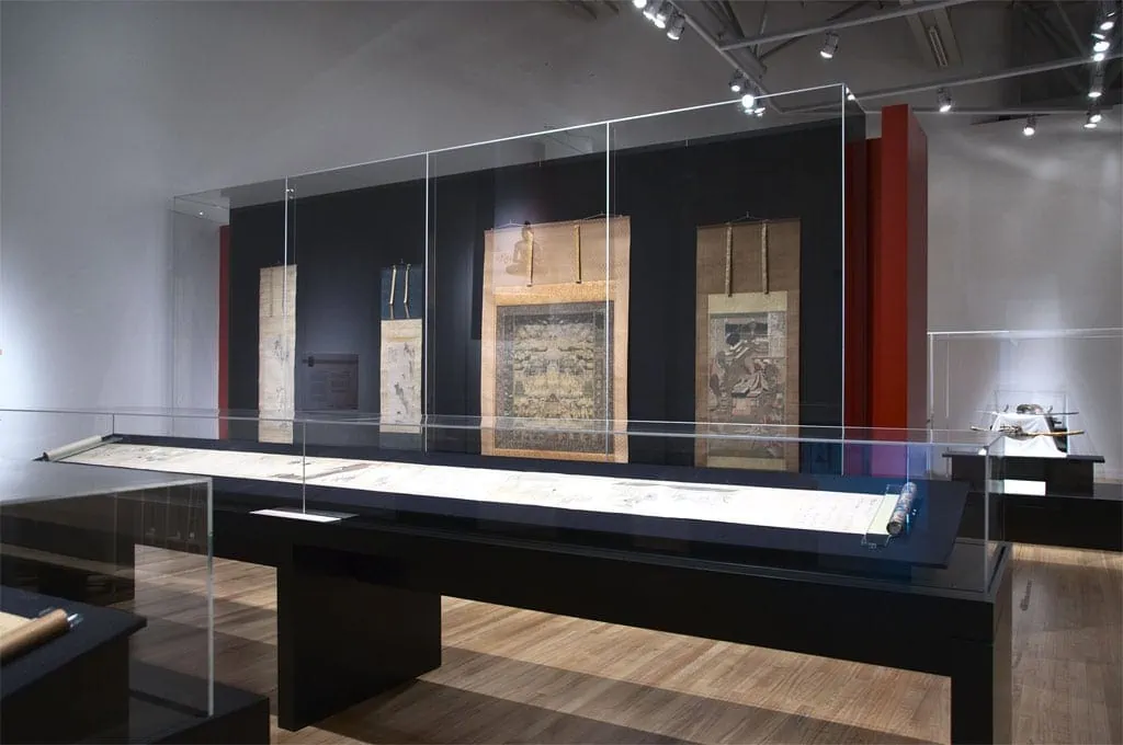 museum display cases and exhibition showcases