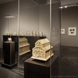 pioneering display cases for museums